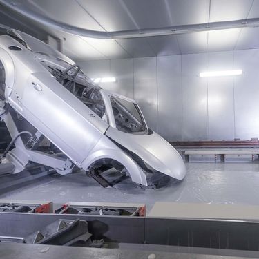 Audi R8 in dompeltank met grijze verf voor priming